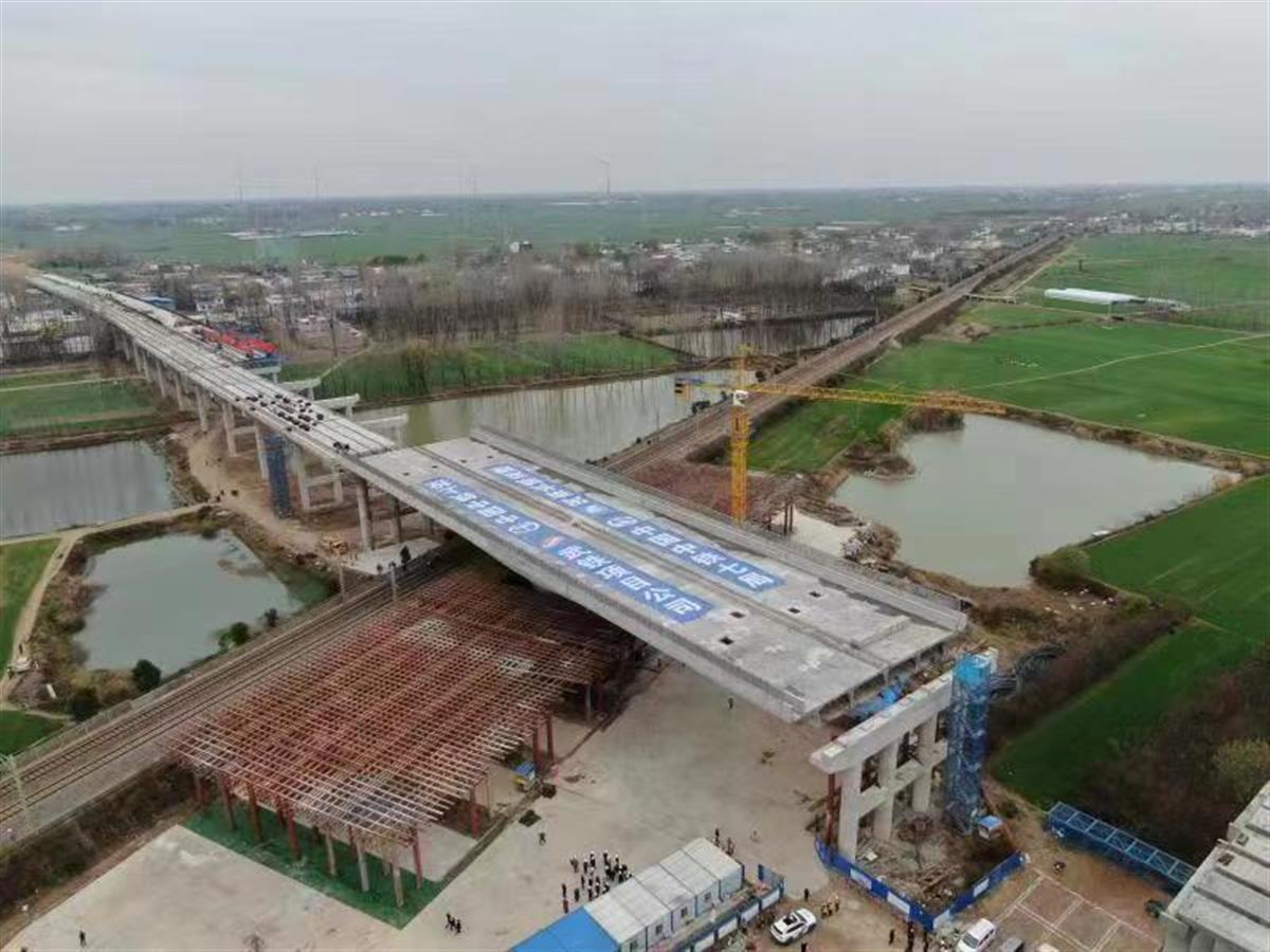 万吨巨梁华丽“转身”横跨漯阜铁路