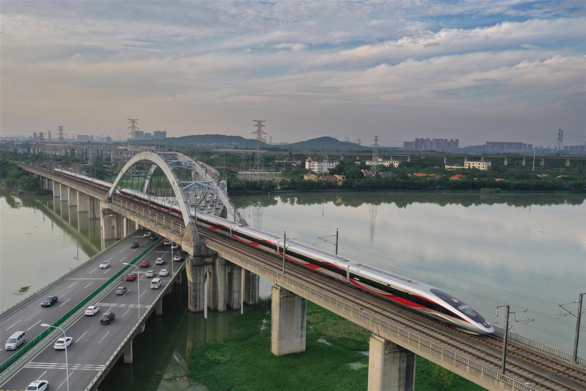 动车扎堆，振奋人心！中国高铁里程已占世界六成以上_新华社
