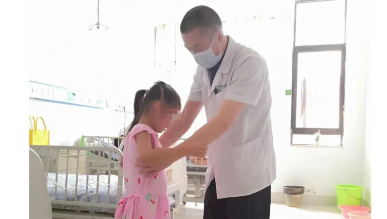 7岁女童突然瘫痪！医生帮她重新站立行走