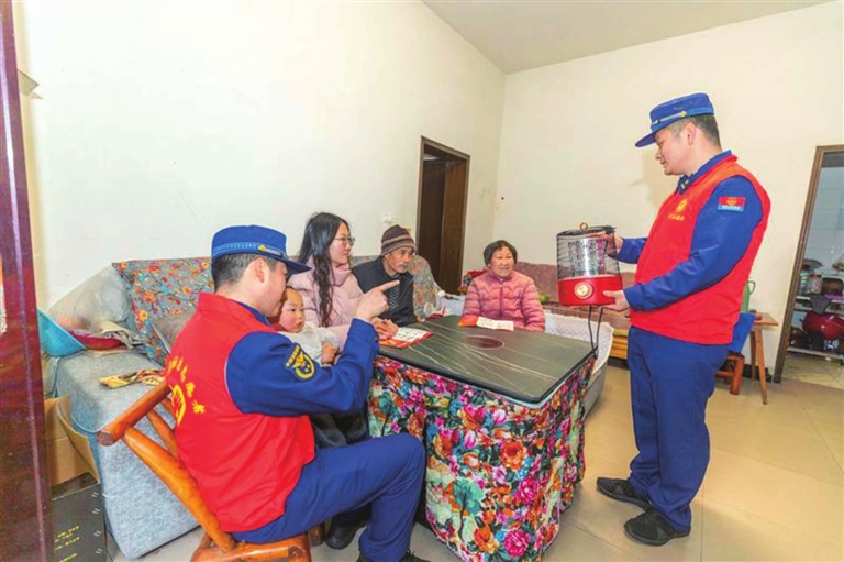 雷锋精神永放光芒 志愿服务温暖人心