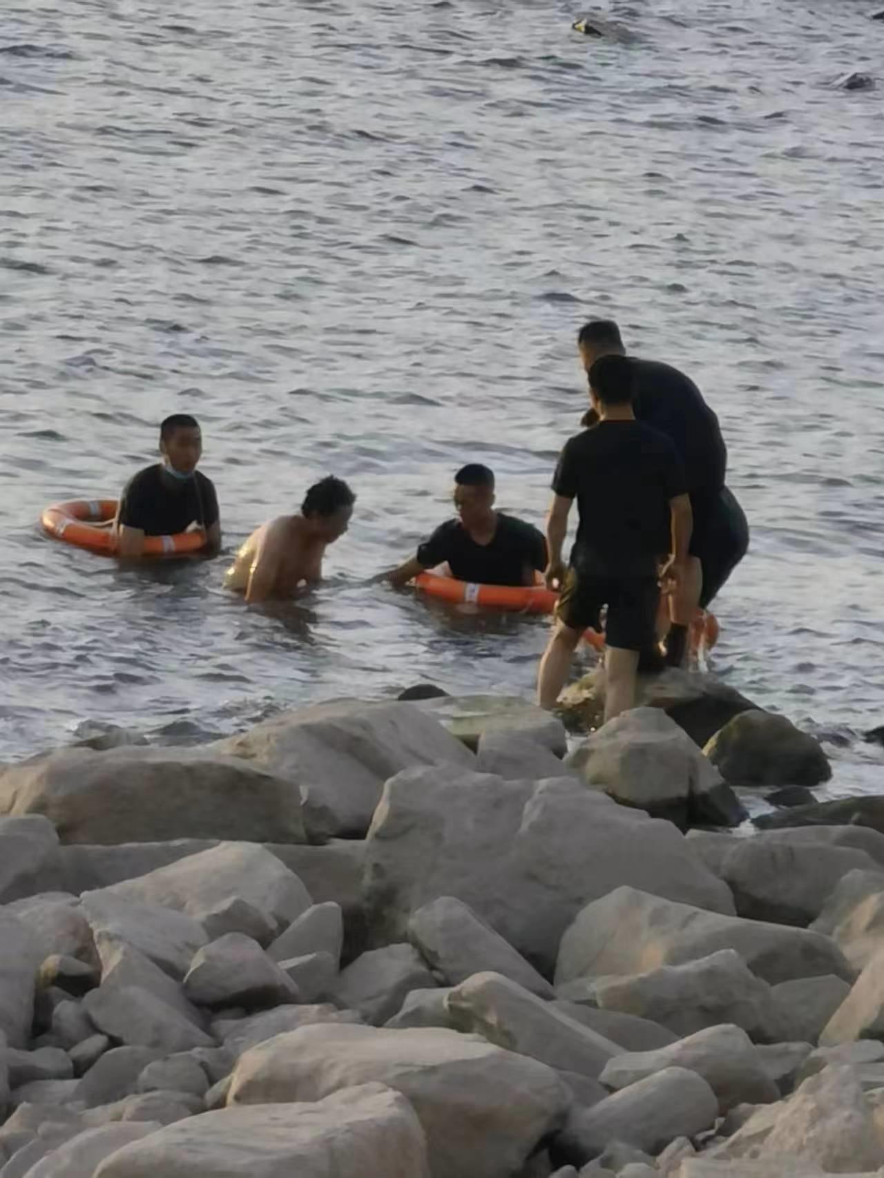 7人海边遇险，女孩救同伴被海浪卷走溺亡，法院：同行6人均要补偿|溺亡_新浪新闻
