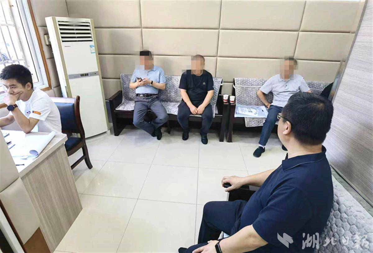 连解三道密码锁 新洲法院杀“回马枪”在足疗店堵住“老赖”