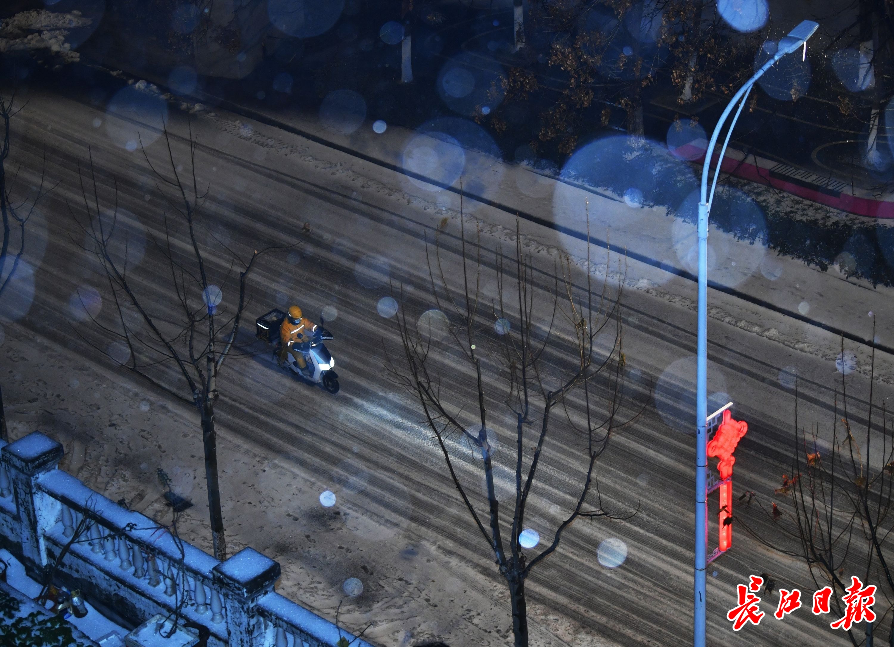 人民至上！武汉全力以赴战冰雪环卫工人深夜除雪知bmw宝马·娱乐音桥(图4)