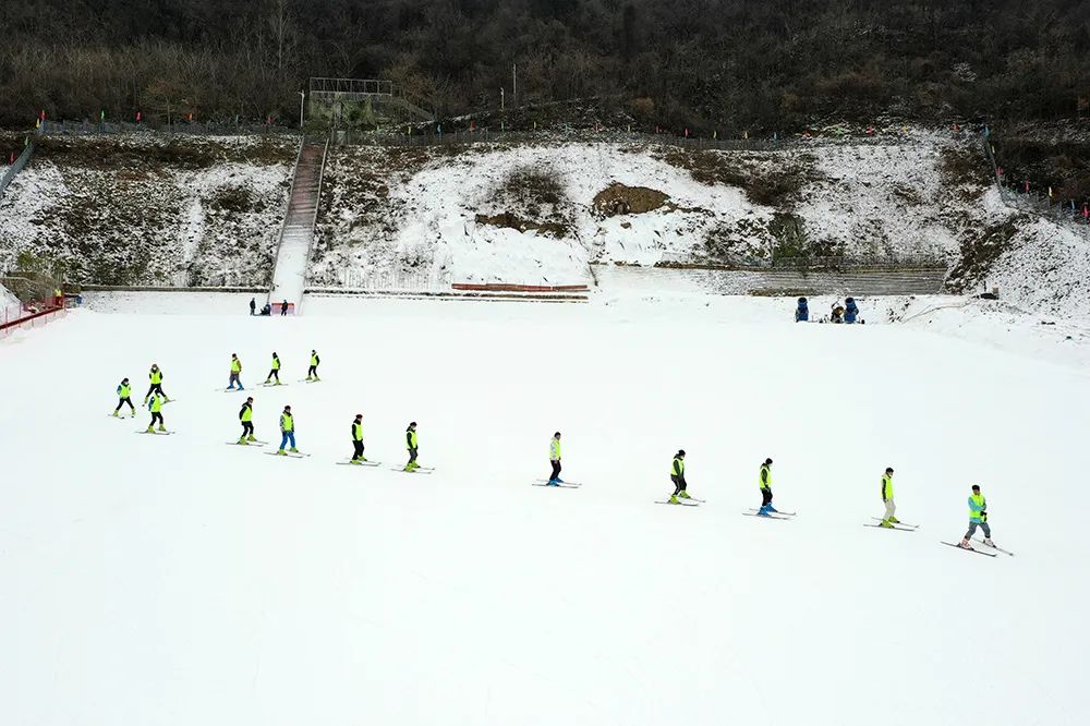 玩转冰雪运动相约灵秀保康滑雪