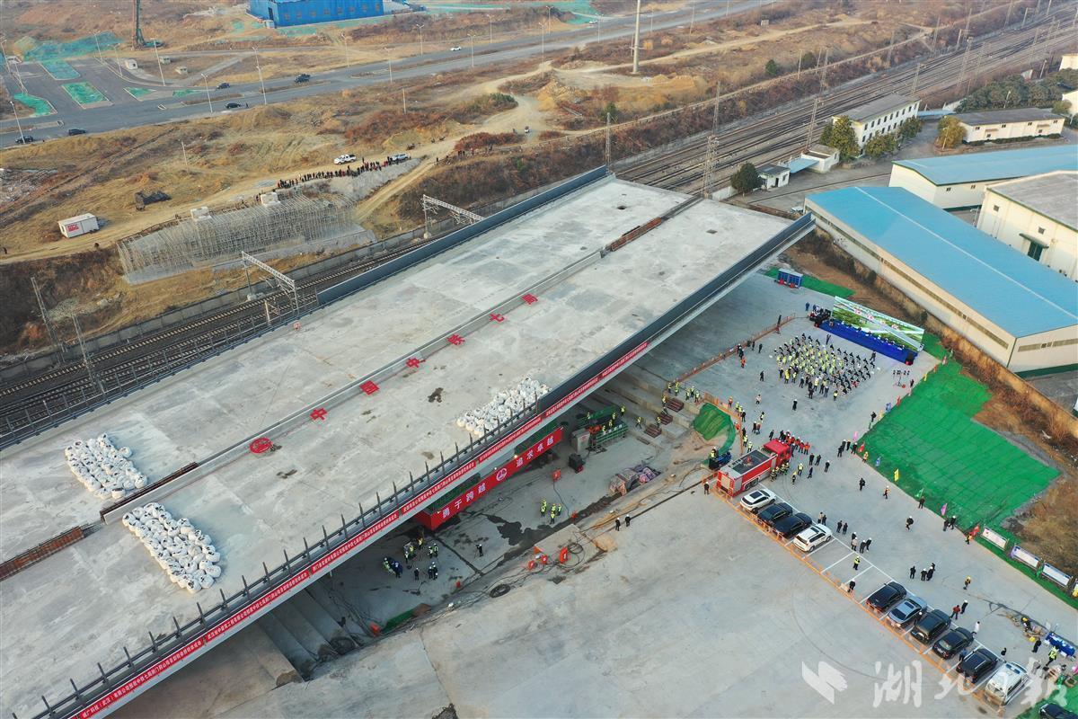 荆门一跨焦柳铁路立交桥梁体成功转体转体吨位居全国第二