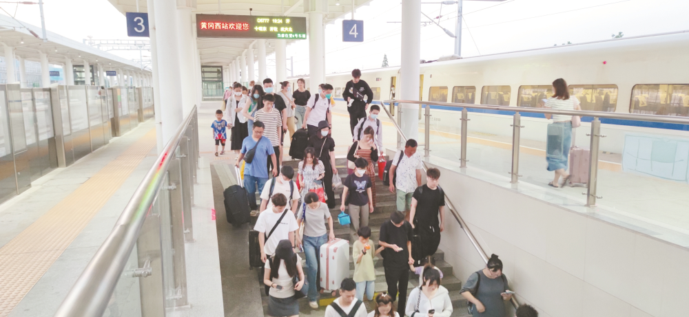 武冈城铁“公交化”让两地出行更便利