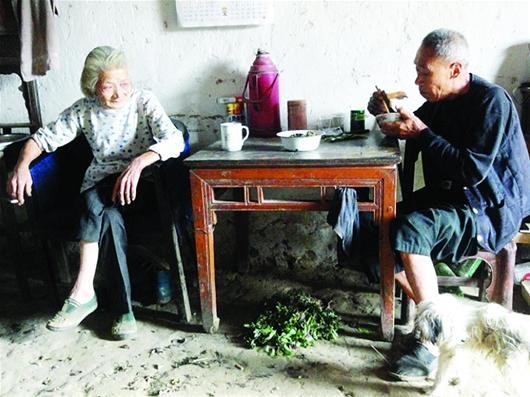 传红安"神仙奶奶"12年粒米未进 自称只喝茶抽烟