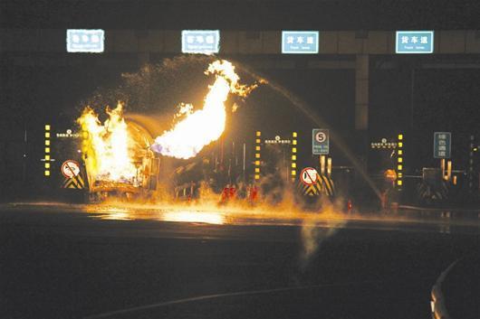 液化气槽车荆岳长江大桥着火 消防7小时排定时炸弹