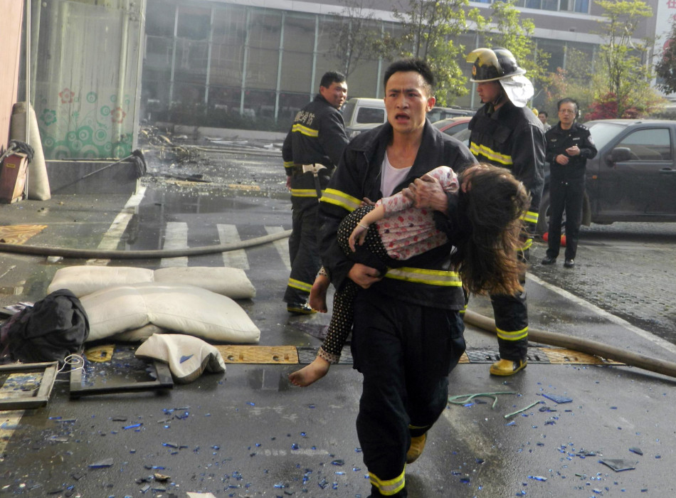 襄阳4·14火灾致14死28名责任人被追责_首页