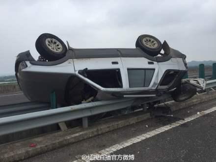 突发:汉洪高速一小车撞上护栏 致四人受伤_首
