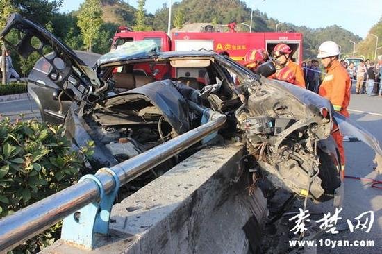 十堰惨烈车祸车头嵌入水泥墩司机当场身亡