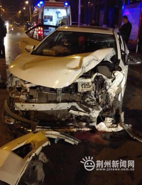 荆州两车相撞致一死两伤 一的士司机当场身亡