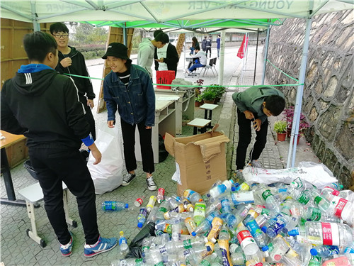 武汉一高校举办“塑料瓶换盆栽”活动受热捧 两天换得5000余个塑料瓶