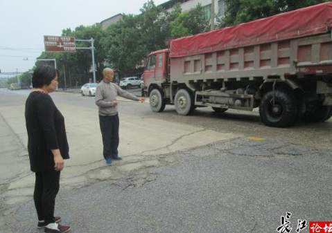 新洲区公路局养护中心重民情获点赞