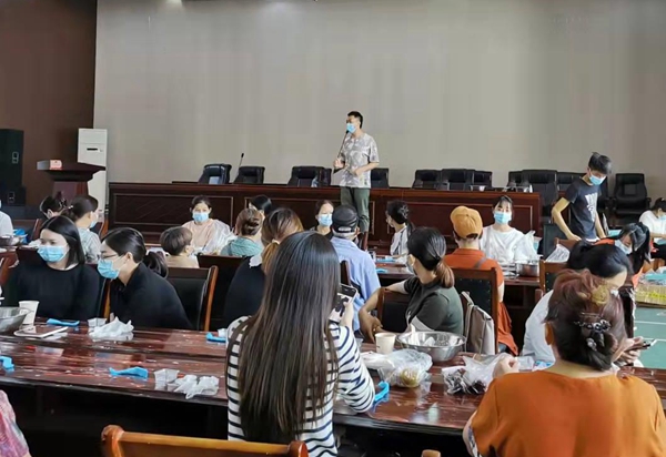 洪山区张家湾街道举办迎中秋送关爱活动
