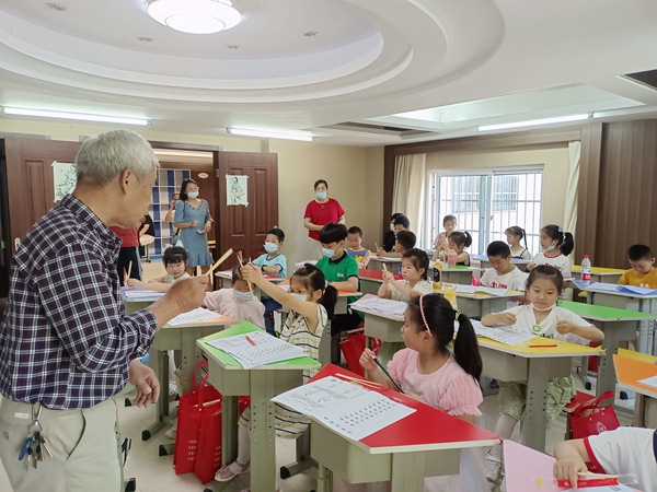 张家湾街道长江社区打造特色服务品牌,社区书法班丰富青少年周末生活