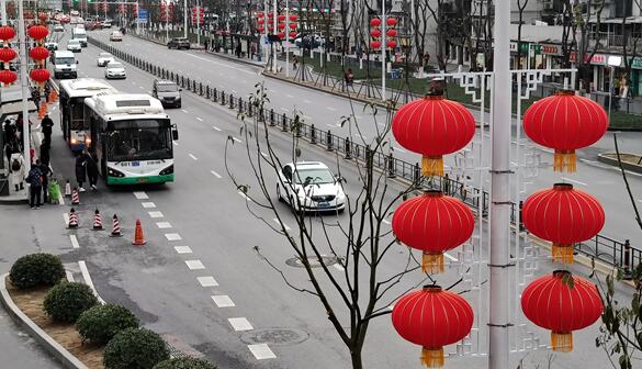 武汉大红灯笼挂街头