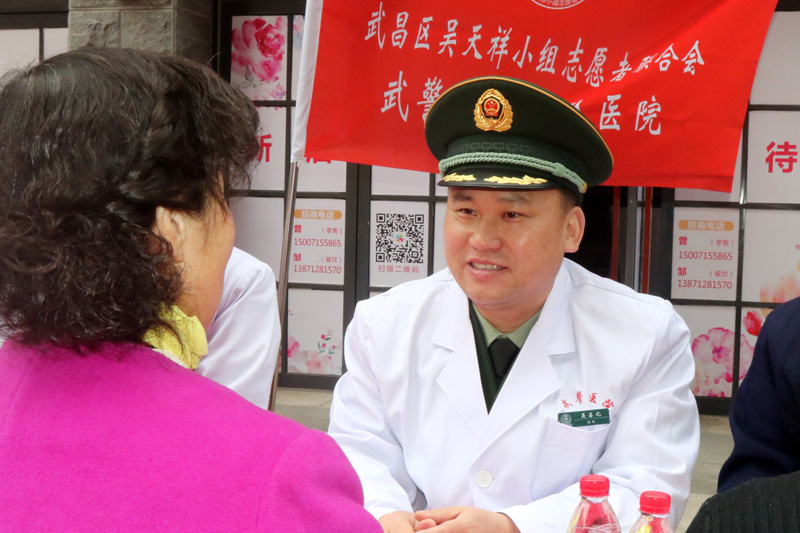传承雷锋精神 武警军医走上街头为群众义诊