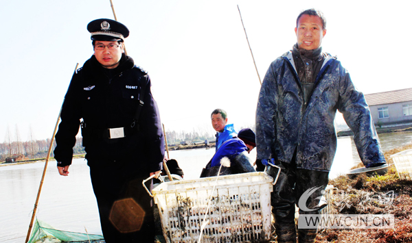 民警深入乡村走访鲜鱼市场深受渔农好评