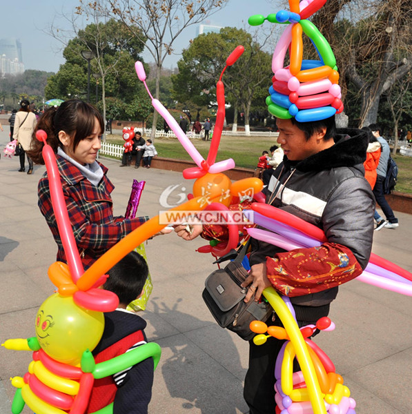 山东小情侣在汉边旅游边卖花样气球