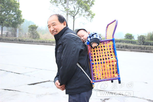 冉大爷背篓真是好背着的小孩可睡觉