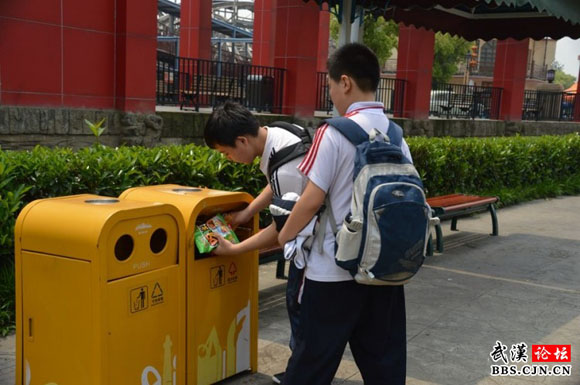 赞3位中学生将路面垃圾拾回垃圾桶