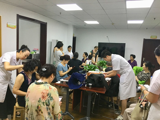 社区冬病夏治“三伏贴”服务居民