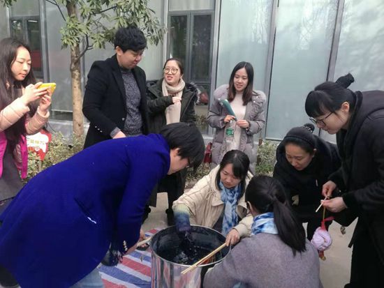 妙手匠心过三八 体验手工扎染