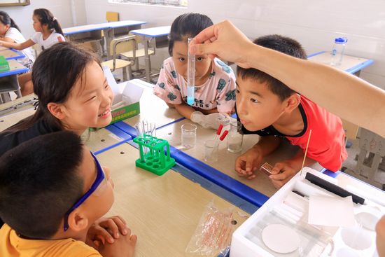 大学生深入乡村小学:致力科技启蒙 守护未来希望