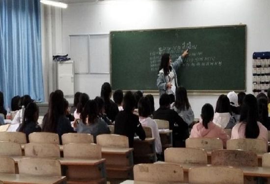 高校学生打造“小老师课堂”,互帮互助引领学习新热潮