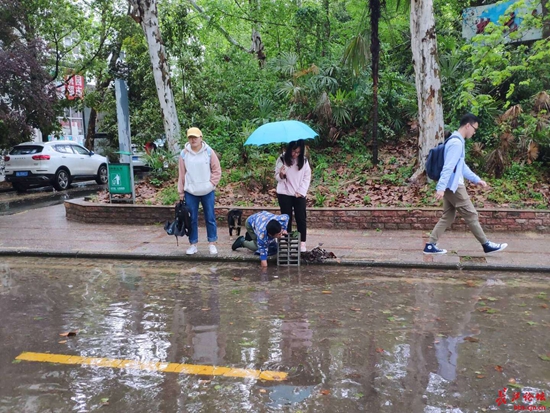 大学生雨天跪地徒手掏下水道疏积水获赞