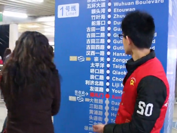 武汉大学生志愿者地铁站“学雷锋”