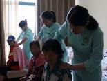 “三八”妇女节 武汉光谷环卫工免费体验足道
