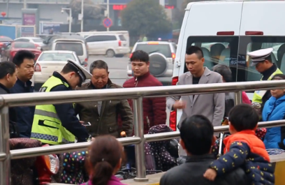i记者视频采访光谷广场整治违规电动车