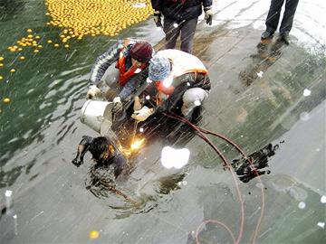 三峡救援人员氧割船底解救61岁受困老汉
