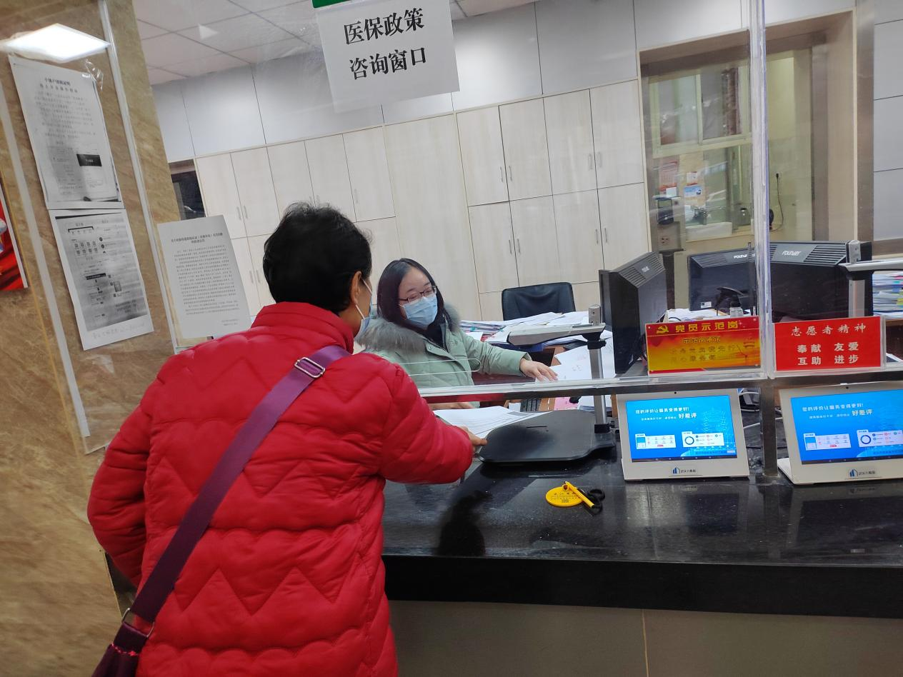 新沟桥街便民服务中心这样做,居民陈女士:不到一分钟完成跨国年审