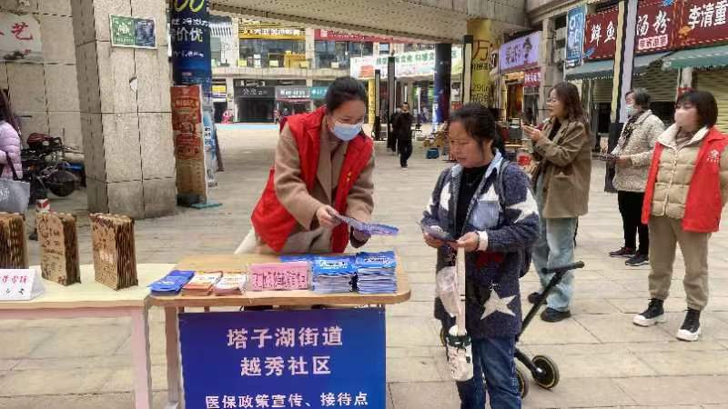 “学雷锋 ‘益’起同行”,江岸区越秀社区携手“大党委”成员单位联合开展志愿者服务活动