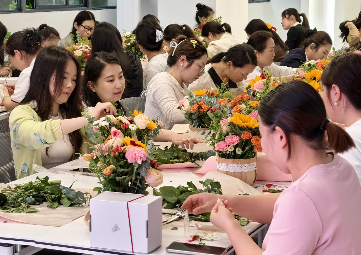 “花”点关爱！佛祖岭街道凤凰社区举办母亲节心理健康花艺活动