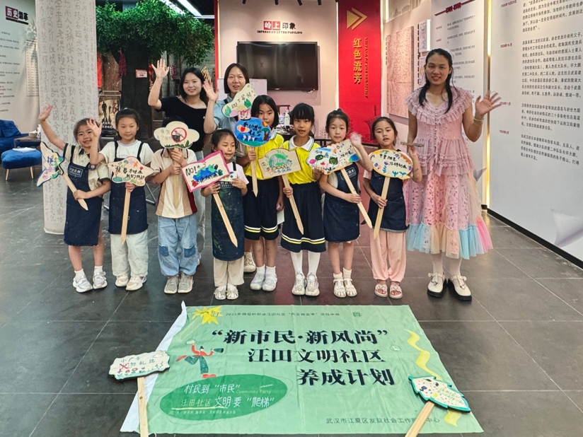 转角遇见童趣文明！佛祖岭街道汪田社区把废弃木板变成治愈系风景