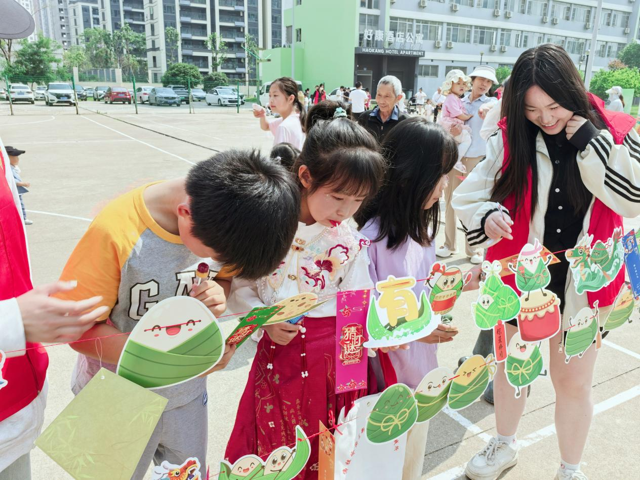 粽叶飘香遇童趣飞扬 东湖新技术开发区凤凰社区“国潮文化节”点亮双节