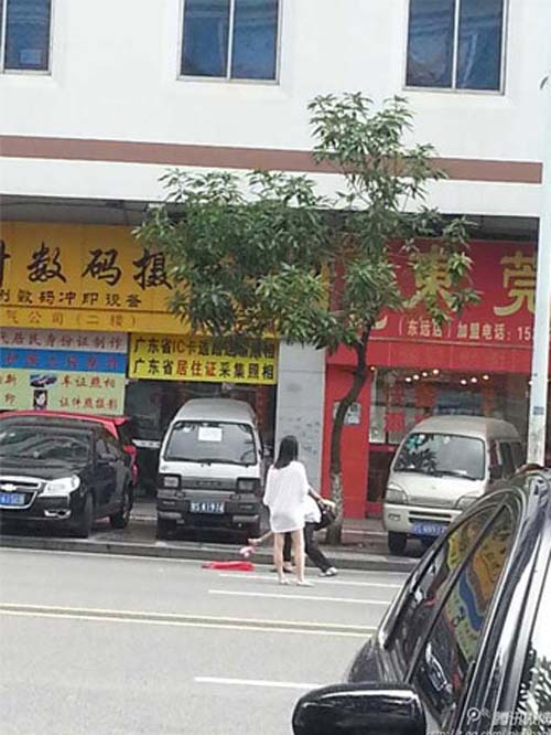 广东东莞旗峰路情侣吵架竟女子光衣服 赤裸裸奔组图