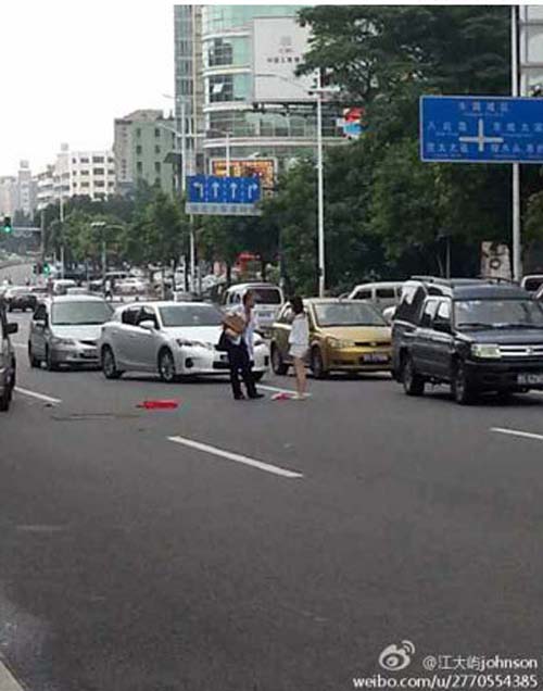 广东东莞旗峰路情侣吵架竟女子光衣服 赤裸裸奔组图