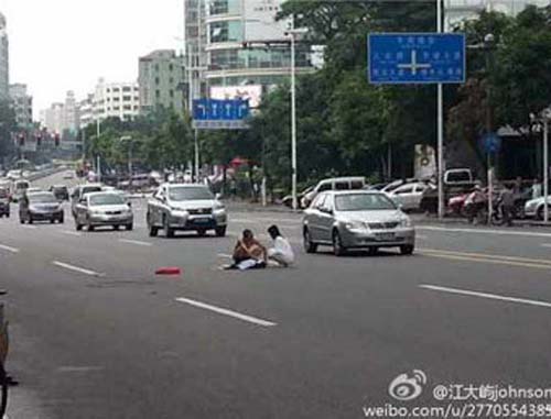 广东东莞旗峰路情侣吵架竟女子光衣服 赤裸裸奔组图