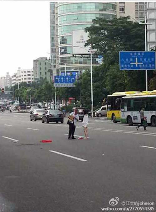 广东东莞旗峰路情侣吵架竟女子光衣服 赤裸裸奔组图