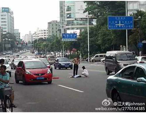 广东东莞旗峰路情侣吵架竟女子光衣服 赤裸裸奔组图