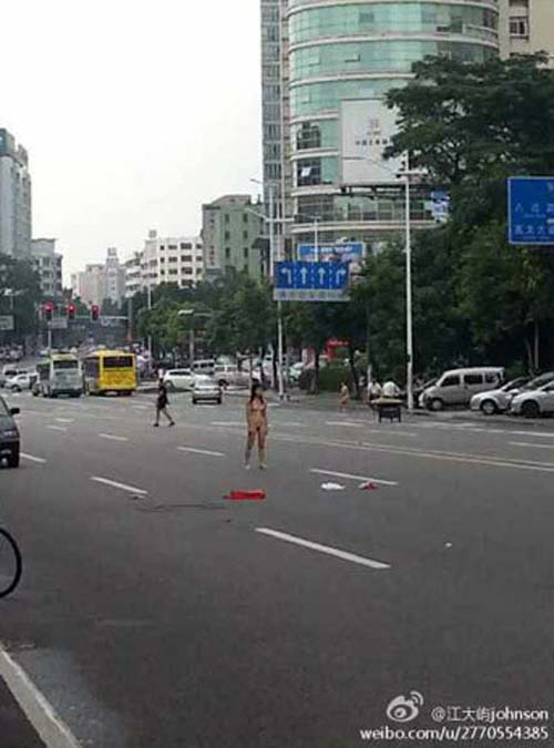 广东东莞旗峰路情侣吵架竟女子光衣服 赤裸裸奔组图