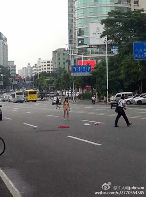 广东东莞旗峰路情侣吵架竟女子光衣服 赤裸裸奔组图