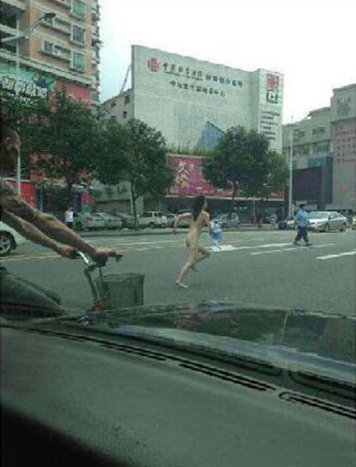 广东东莞旗峰路情侣吵架竟女子光衣服 赤裸裸奔组图