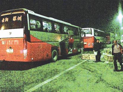 图为:民警从行李厢内查获五竹篓蛇