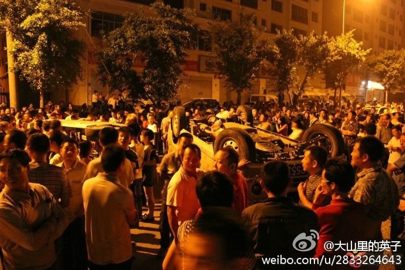 重庆猥亵女童事件被误传引群众聚集图